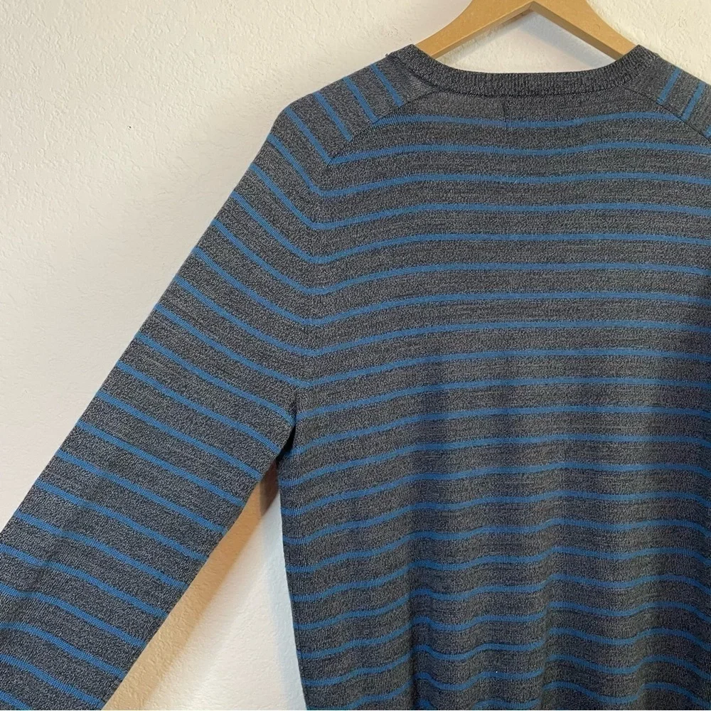 Banana Republic Extra Fine Italian Merino Wool Gray Blue Stripe V Neck Sweater